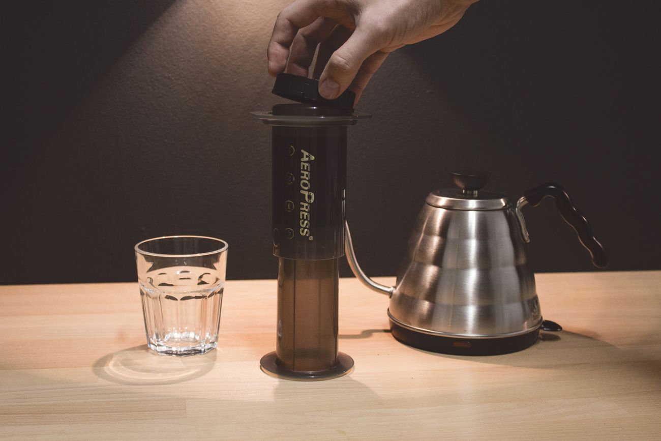 Aeropress návod na přípravu kávy - nasadíme propláchnutý filtr