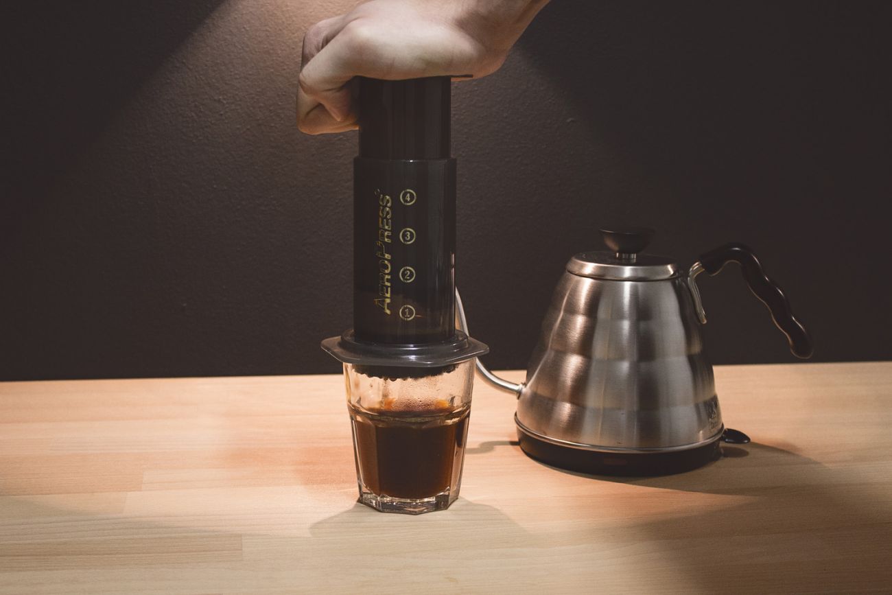 Aeropress návod na přípravu kávy - plynule protlačíme