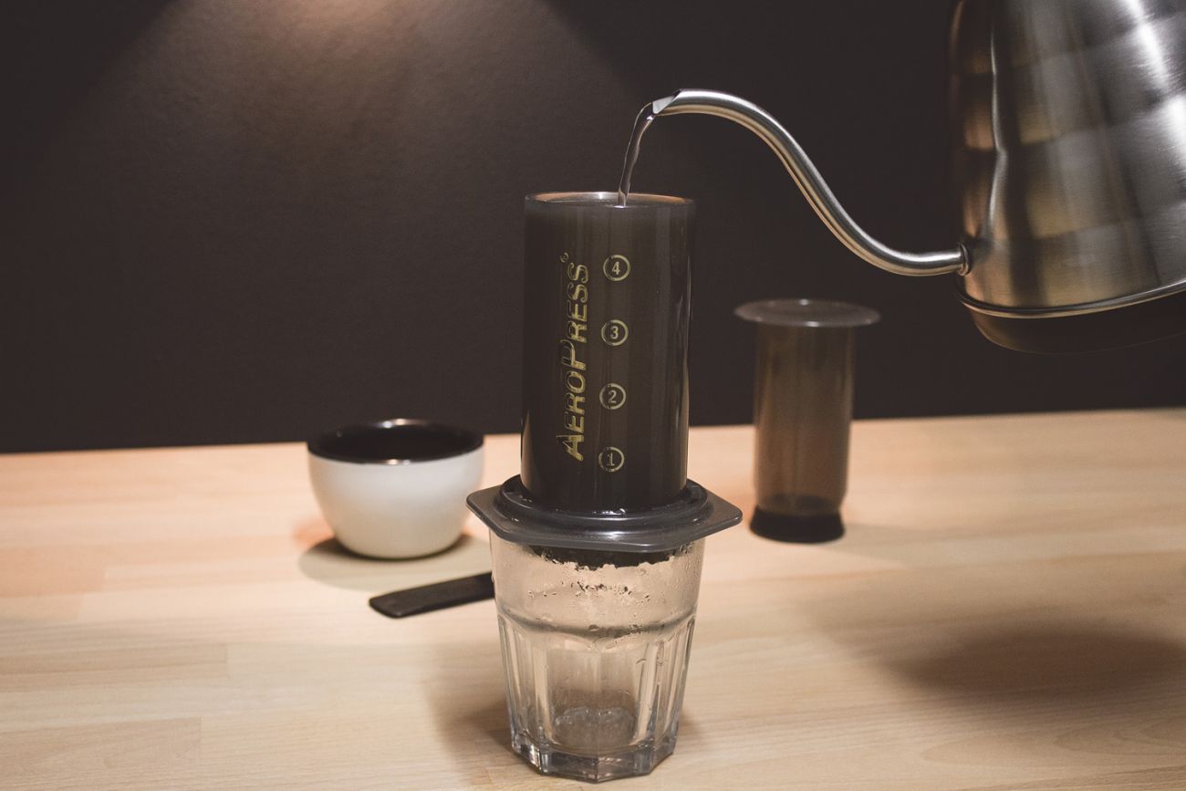 Aeropress návod na přípravu kávy - propláchneme filtr