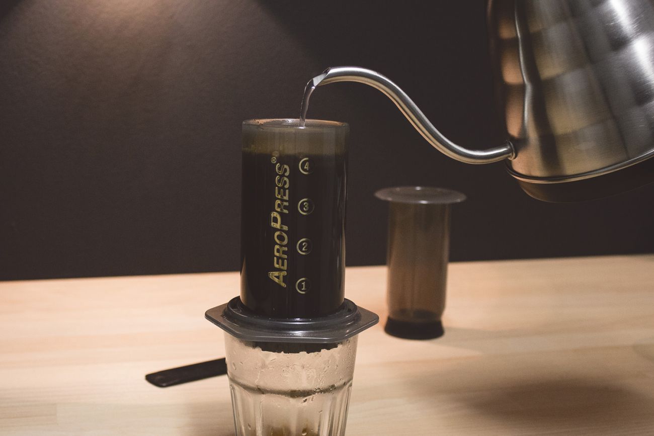 Aeropress návod na přípravu kávy - zalijeme a zamícháme