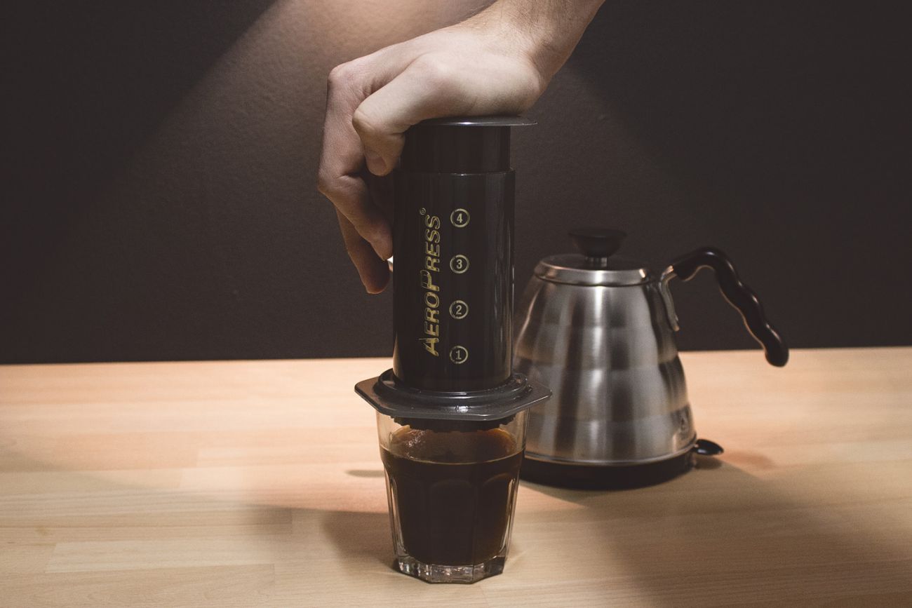 Aeropress návod na přípravu kávy - plynule protlačíme