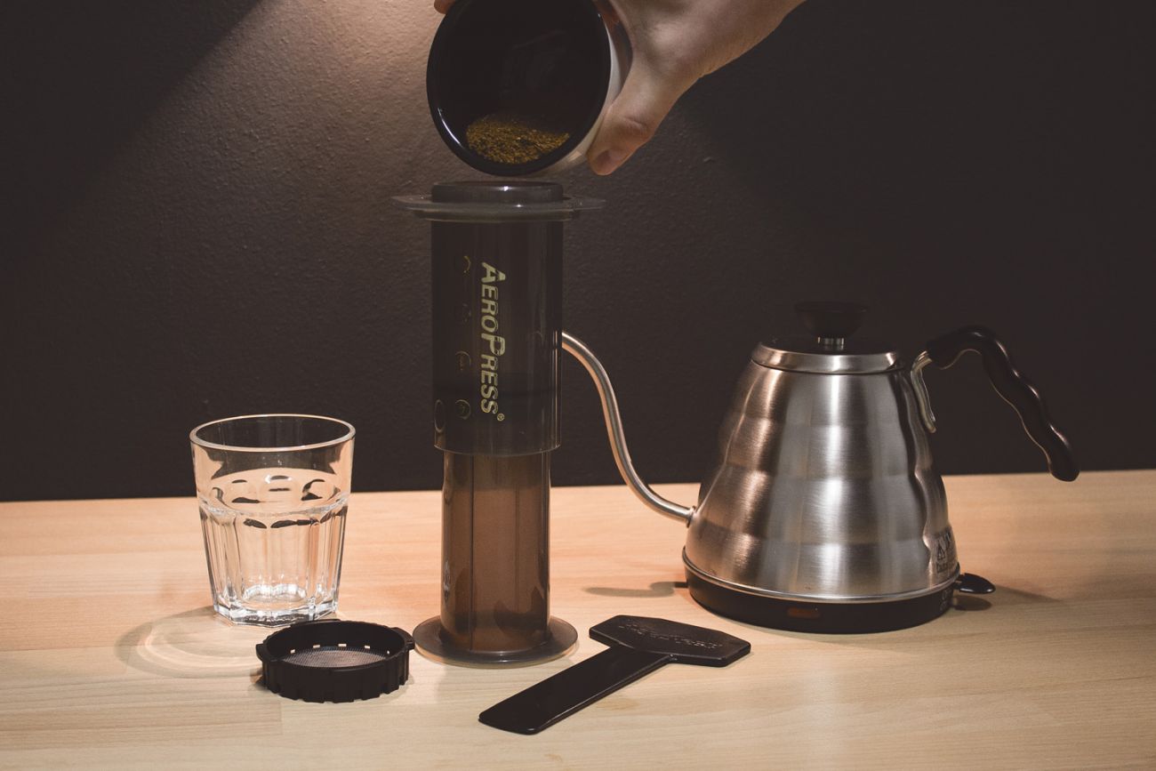 Aeropress návod na přípravu kávy - nasypeme kávu