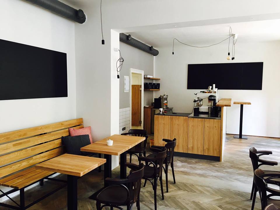 Zaskočte si na filtrovanou kávu do Koffeinu na Gorkého